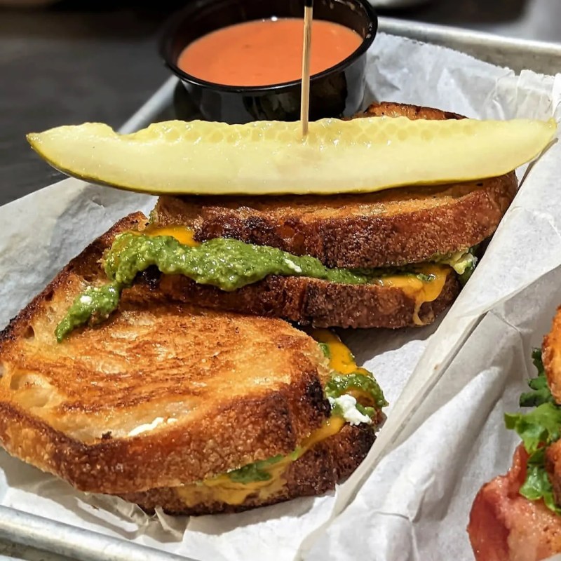 15 Cheap Foodie Hotspots Along the Lake Michigan Shoreline