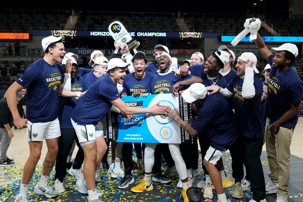 Townsend pours in 38, carries Oakland to NCAAs with 83-76 win over Milwaukee in Horizon final