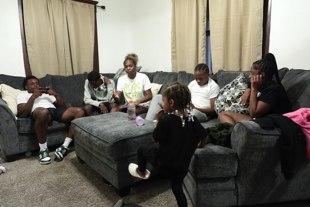 Michigan State football's Armorion Smith is raising 5 siblings since his mother's death