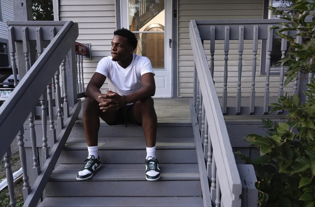 Michigan State football’s Armorion Smith is raising 5 siblings since his mother’s death