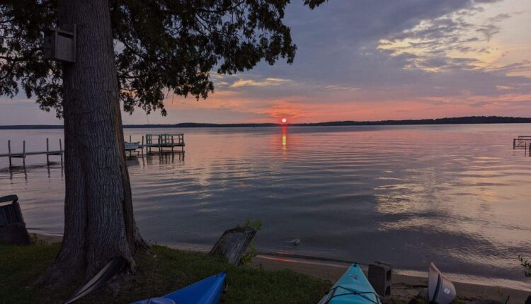 8 cozy lakefront cabins in the U.P. to book this fall & winter