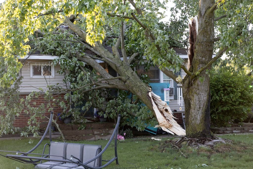 Severe thunderstorms down trees, knock out power to thousands across parts of Great Lakes region