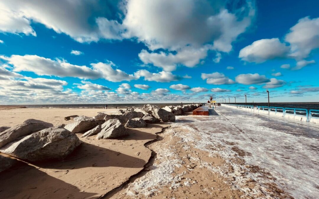 This is your sign to head to Michigan beaches & hear the singing sand