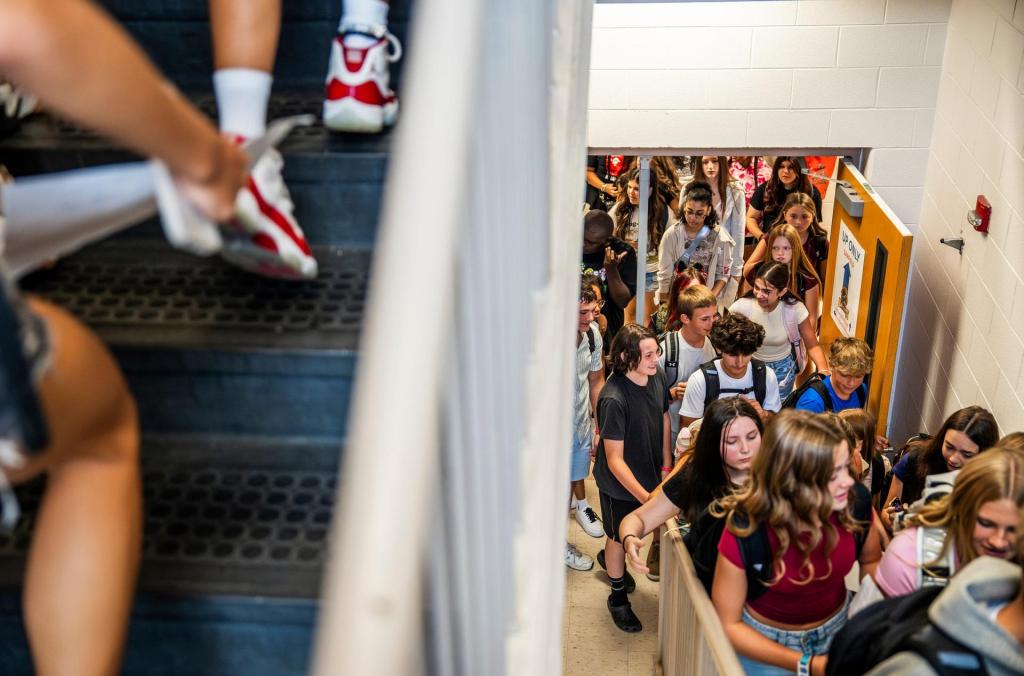 Michigan House passes bill to ban cell phones in classrooms